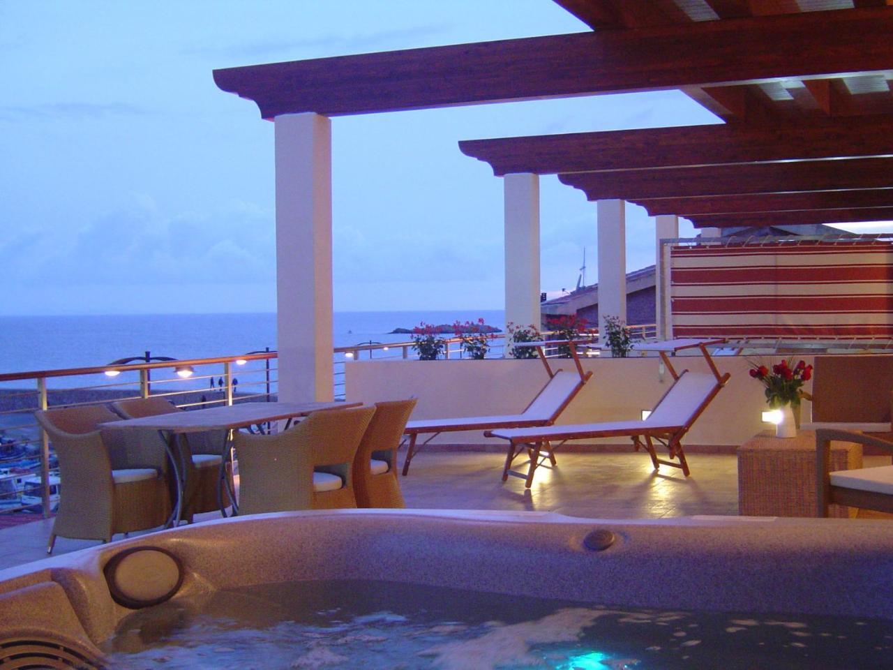 Hotel Corallo Isola Rossa Exterior photo